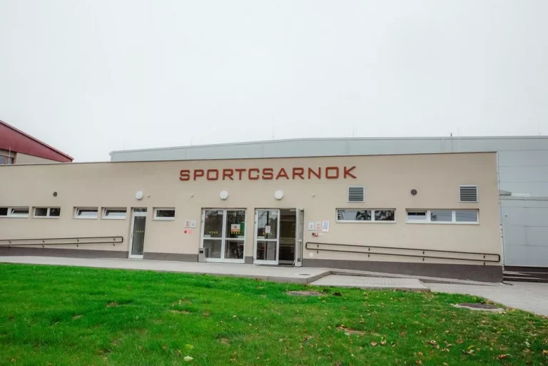 Solt sportcsarnok - szerkezetépítés, vakolás, festés, hőszigetelés, térburkolat alvállalkozóként