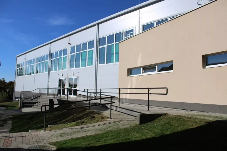 Solt sportcsarnok - szerkezetépítés, vakolás, festés, hőszigetelés, térburkolat alvállalkozóként